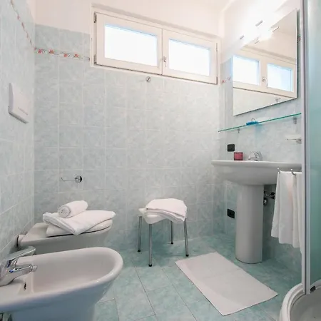 Sleeps 6 Air Con